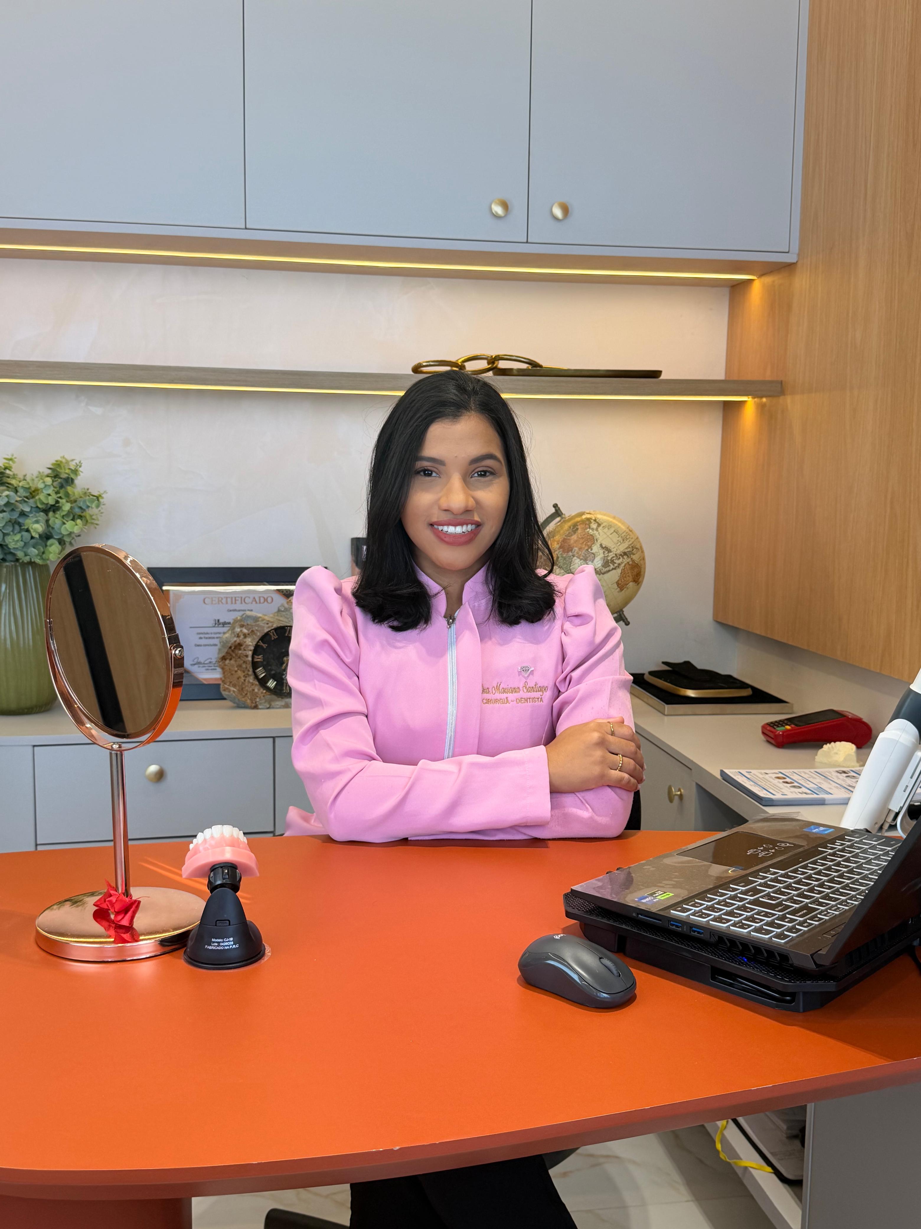 Dra. Mariana Santiago no Consultório